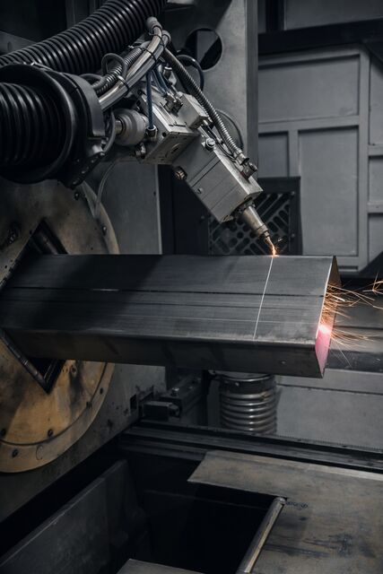 Řezací hlava trubkového laseru při řezání jeklu